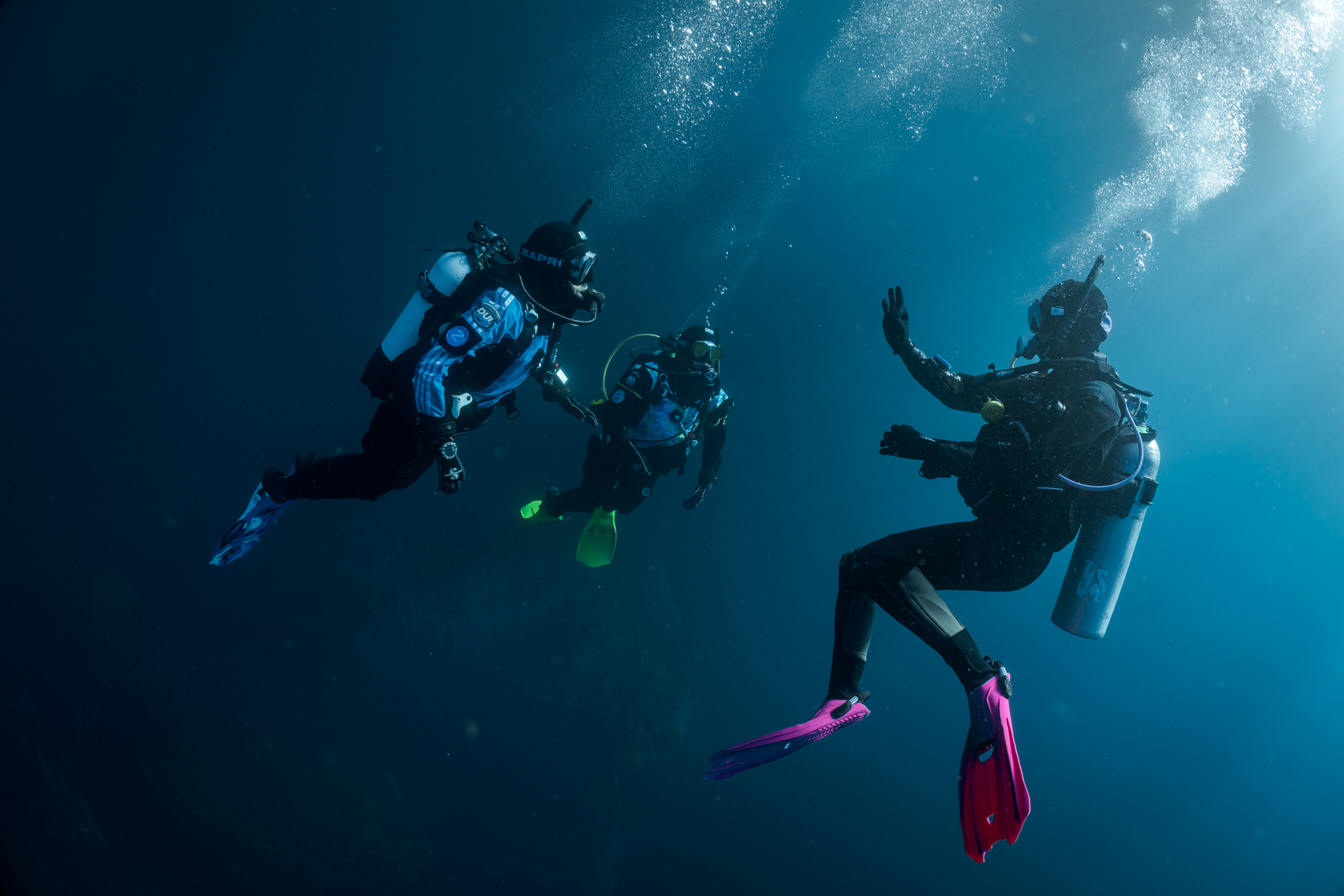 Duikers oefenen onder water tijdens een PADI Divemaster-traject