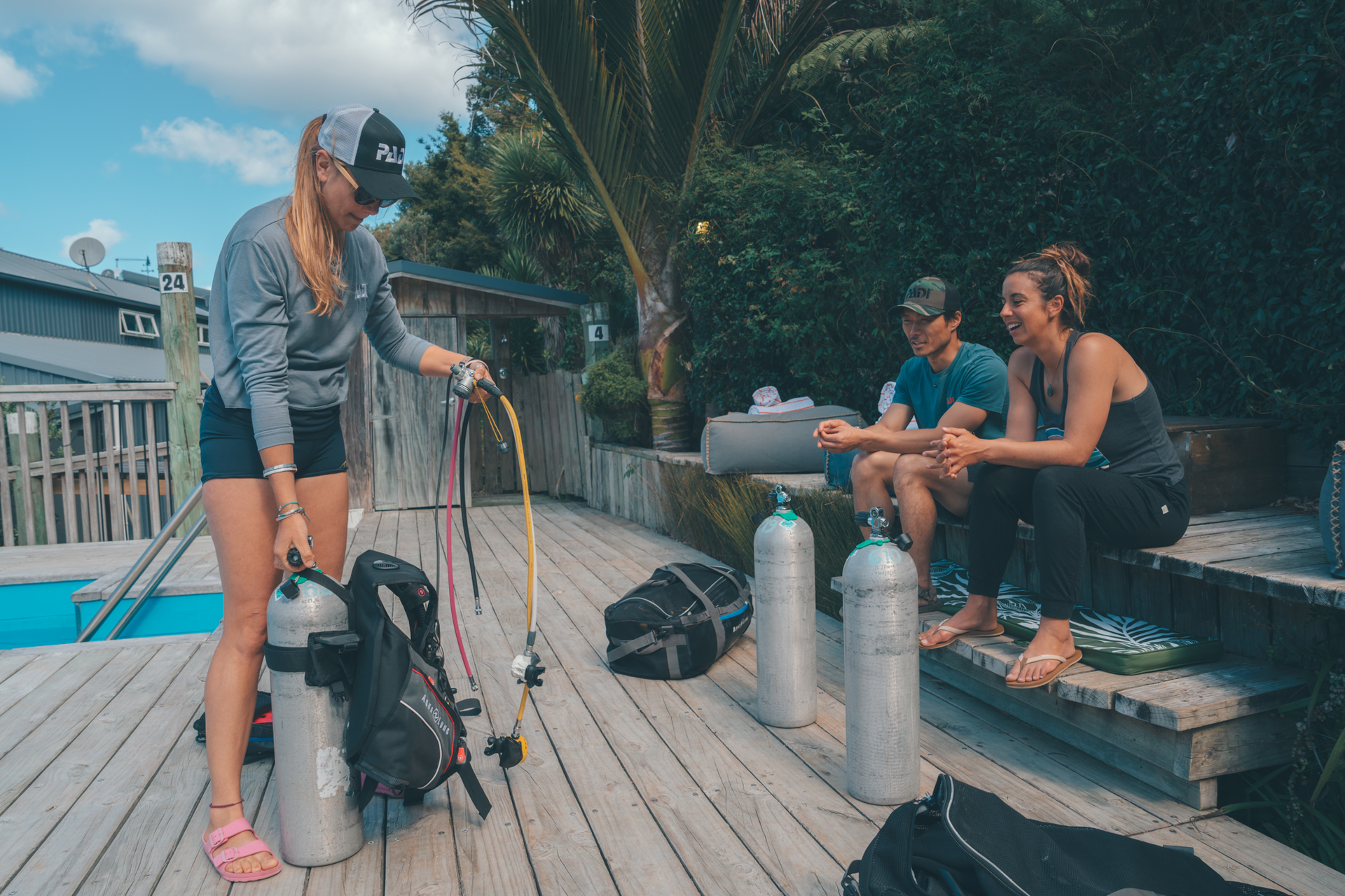 Dive Pro Group-team en duikers tijdens een briefing voor de duik