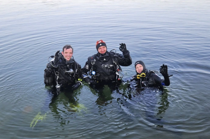 Groep duikers na een gezamenlijke duik in open water