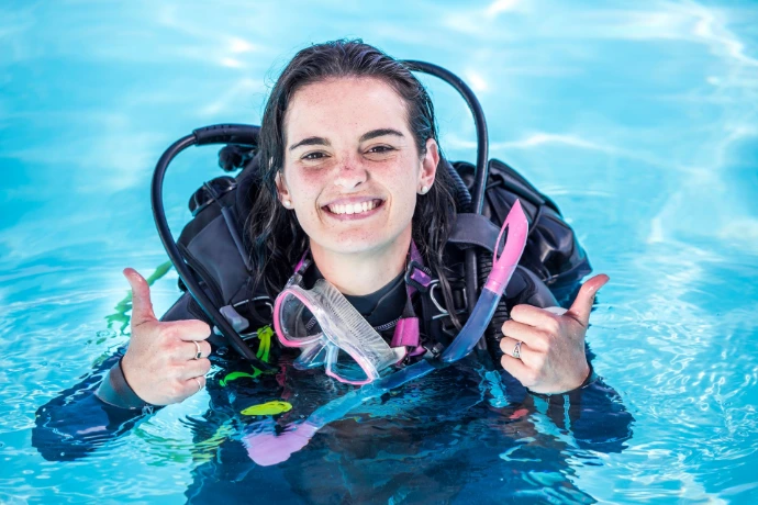 Dive Professional met duikuitrusting aan het water