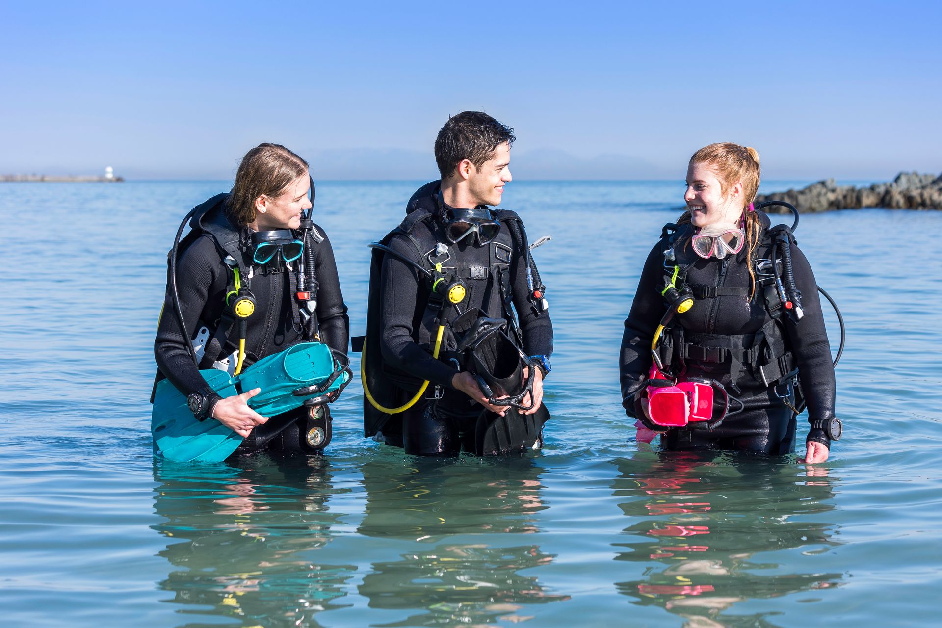 PADI-instructeur bespreekt een Adventure Dive met Advanced Open Water Diver-kandidaten