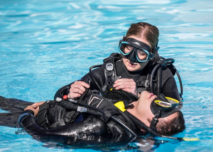 duiker voert een redding uit in het water
