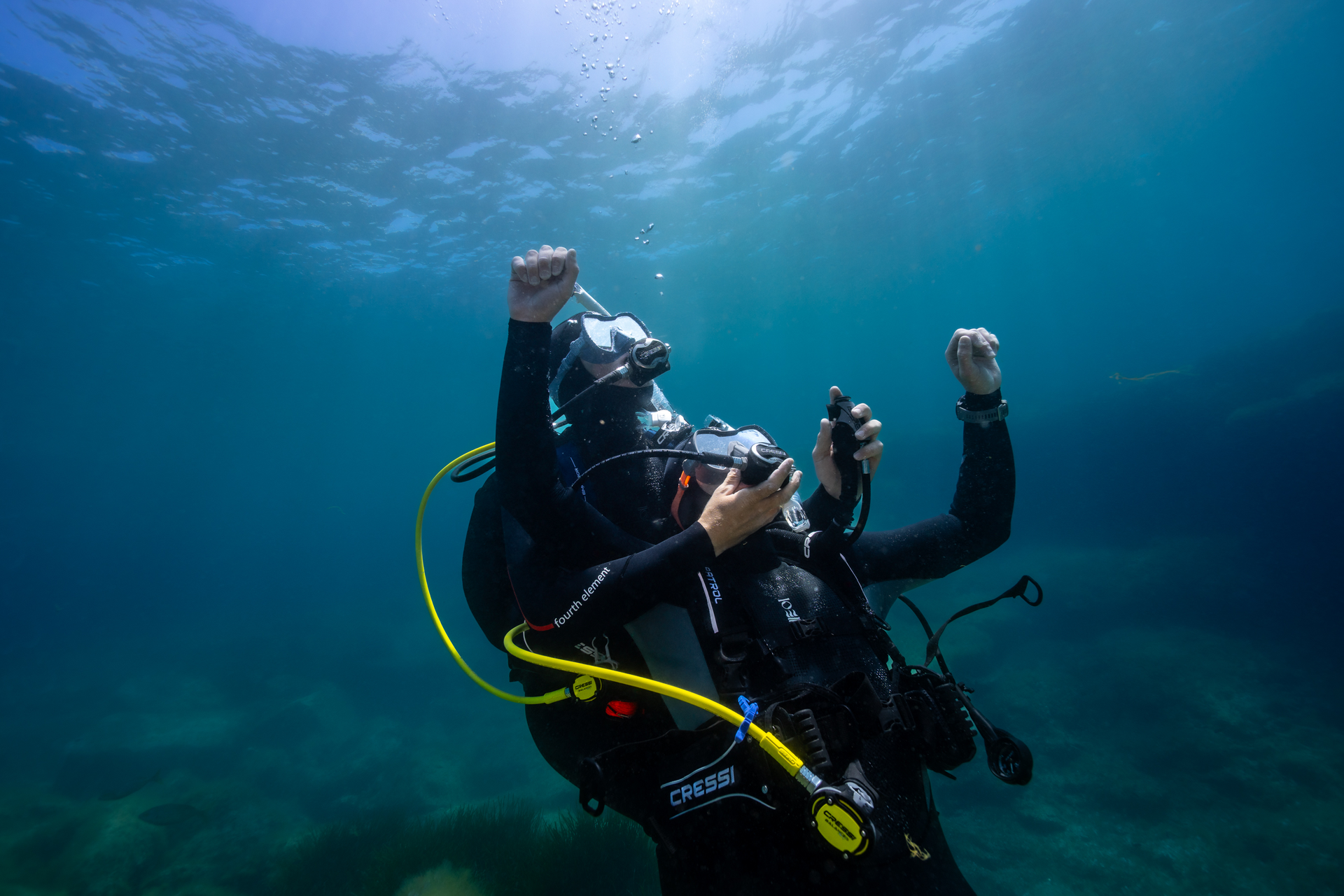 Duiker tijdens PADI Rescue Diver-training in buitenwater