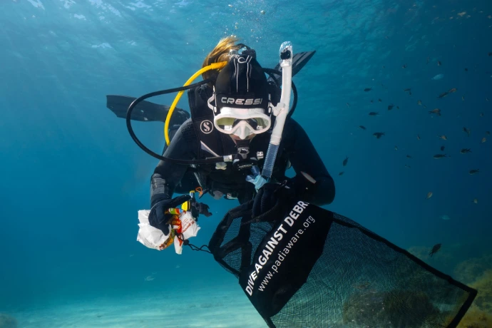Duiker verzamelt onderwaterafval tijdens een conservationduik