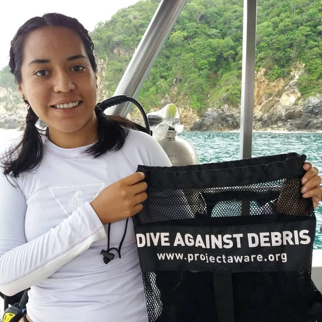 Deelnemer aan een Dive Against Debris-activiteit