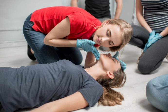 EFR Instructor kandidaat oefent het lesgeven van emergency-care vaardigheden