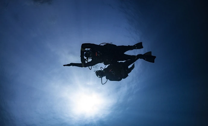 Ervaren duikinstructeur tijdens professionele duiktraining
