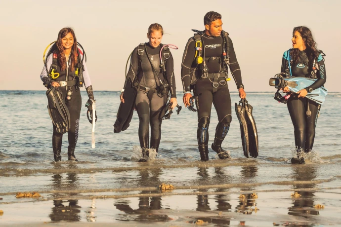 PADI Instructor begeleidt een duiker tijdens training