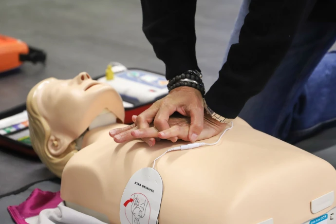 Reanimatievaardigheden demonstreren tijdens DAN Instructor training