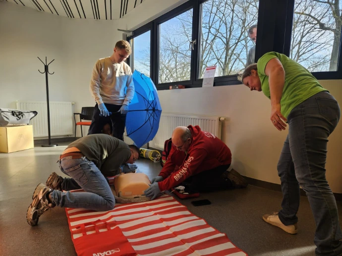 Kandidaat-instructors oefenen emergency-care teaching tijdens DAN Instructor opleiding