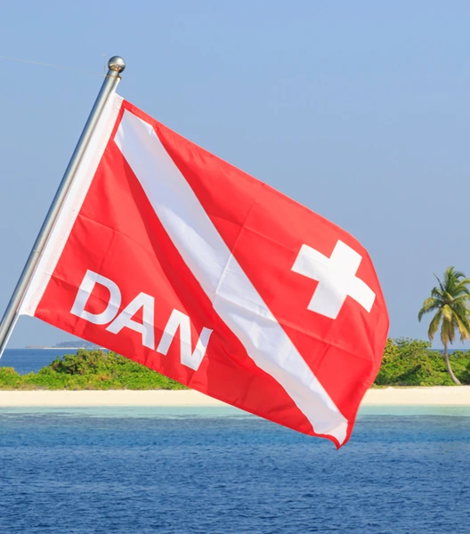 DAN-vlag op een duikboot: Dive Pro Group is DAN Business Partner