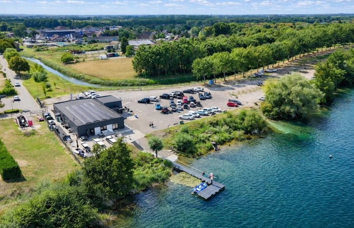 Oever van de Boschmolenplas in Heel, een buitenwaterlocatie voor de Open Water Diver-duiken