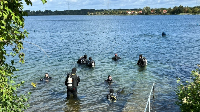 Groep duikers met een instructeur in het buitenwater tijdens een opleiding van Dive Pro Group