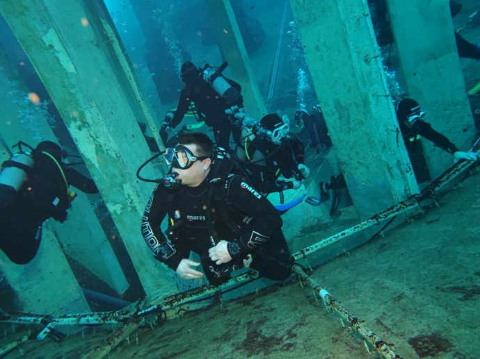 Duikinstructeur verkent een duikplek in het buitenwater tijdens de PADI Instructor Crossover