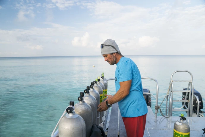 PADI-instructeur bereidt een workshop Nitrox Specialty voor op een boot