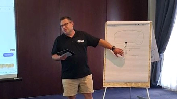 Dimitri Debrabandere, PADI Course Director, legt een duiksituatie uit aan de flipchart tijdens een Instructor Development Course